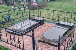 На Київщині малолітки випили наливки і влаштували погром на кладовищі (фото)