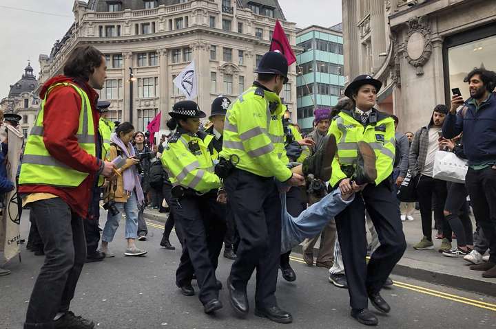 Поліція затримала у Лондоні майже 300 екоактивістів