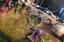 Поліцейські виявили характерні сліди від пострілу у вікні піцерії