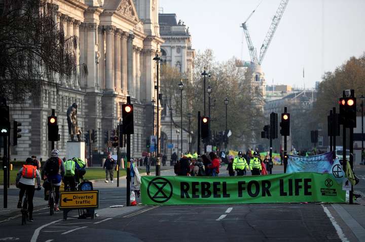В Лондоне полиция задержала 290 участников протестов против изменения климата