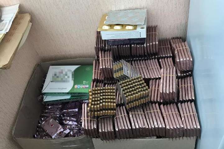 У фігурантів вилучено <span lang="UK">більше мільйона упаковок таблеток</span> - У Києві група ділків збувала психотропи під виглядом препаратів для схуднення (фото)