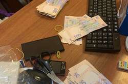 Посадову особу затримали за місцем роботи під час одержання першої частини неправомірної вигоди у сумі 150 тис. грн