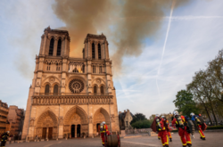 В интернете появились объявления о продаже углей и пепла «сгоревшего Нотр-Дам-де-Пари»