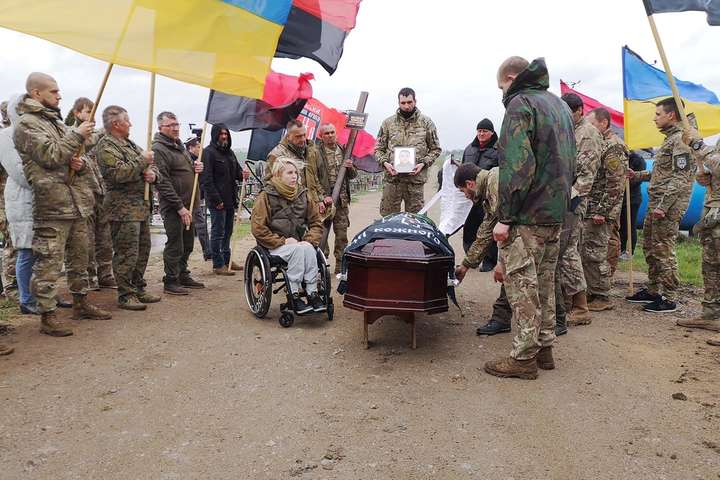 У Маріуполі з військовими почестями поховали загиблого на війні парамедика, фаната «Маріуполя» (фото)