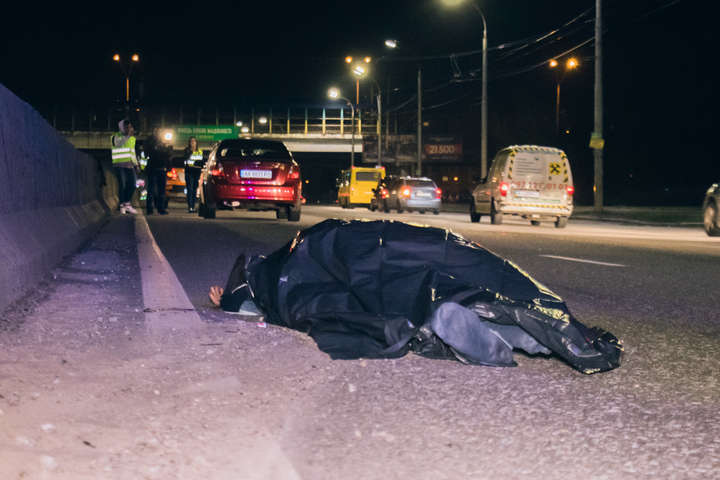У Києві чоловік загинув під колесами автівки, намагаючись перебігти проспект (фото, відео)