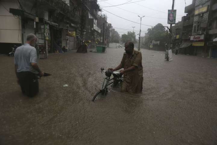 У Пакистані через проливні дощі загинули 49 осіб