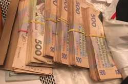 Під час обшуків у фігурантів виявлено та вилучено неправомірну вигоду та зброю