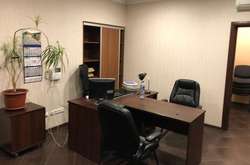 Для реалізації злочинної схеми зловмисниця винаймала офісні приміщення та створила низку фіктивних підприємств