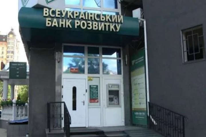 Суд відмовився знімати арешт з рахунків банку Януковича-молодшого