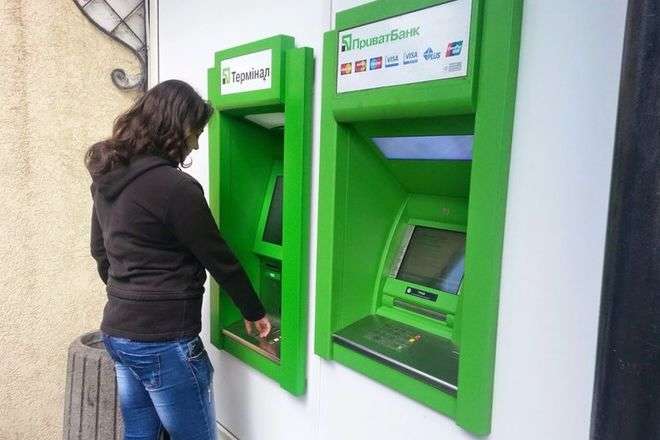 «Приватбанк» заспокоїв: черг до банкоматів немає, ліміти не вводили