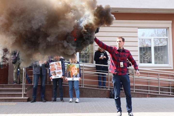 Справа про вбивство Гандзюк: активісти підпалили фаєри біля столичного суду (фото, відео)