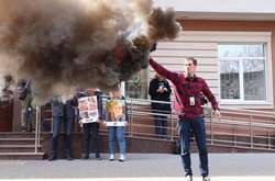 Справа про вбивство Гандзюк: активісти підпалили фаєри біля столичного суду (фото, відео)