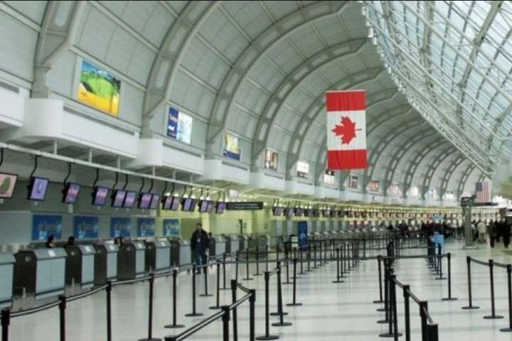 Найбільший аеропорт Канади закривали через підозрілий пакунок