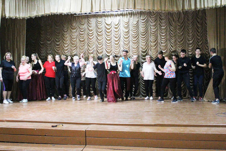 Учні школи №26 навчали літніх людей танцям