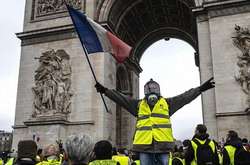  Демонстрації «жовтих жилетів» часто закінчувалися безладами і пограбуваннями в Парижі 