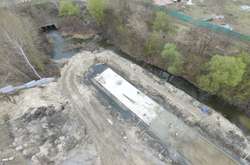 Будівельники засипали Почайну піском і залили бетоном