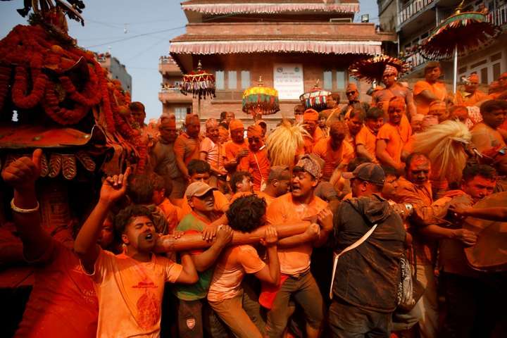 Багато радості та помаранчевого кольору. Як проходить фестиваль «Сіндур Джатра» в Непалі
