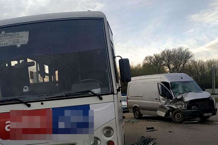 П’яна ДТП під Києвом: водій мікроавтобуса врізався у маршрутку (фото)