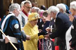 Принцесса Евгения и Елизавета II раздали деньги своим подданным