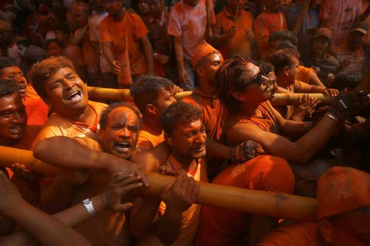 Много радости и оранжевого цвета. Как проходит фестиваль «Синдур Джатра» в Непале