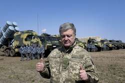 Порошенко встановив нові свята для військових: день сержанта, піхоти і резервістів 