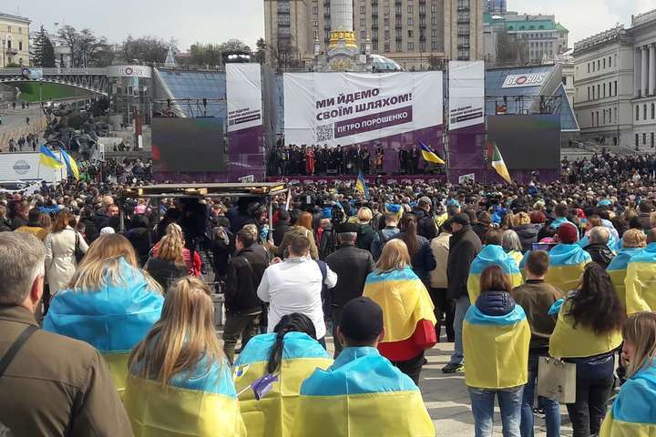 На Майдан, де відбувається акція «Захисти Україну», прийшов Порошенко 