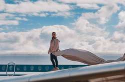 Танцы на крыле самолета: Монатик выпустил яркий клип