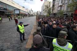 Біля самого НСК велике скупчення людей