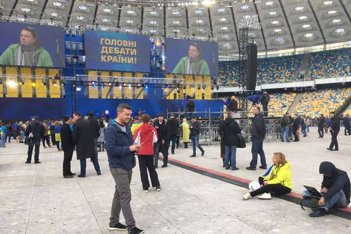 Перед дебатами на «Олімпійському» концерт: поліція поділила стадіон навпіл (фото, відео)