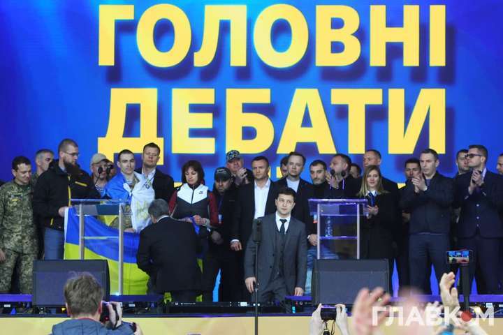 Зеленський і Порошенко стали на коліна під час дебатів (фото)