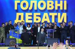 Зеленський і Порошенко стали на коліна під час дебатів (фото)