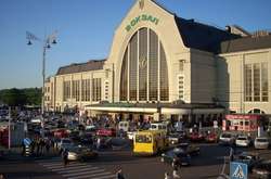 Центральний залізничний вокзал Києва «заміновано»: всіх евакуюють (відео)