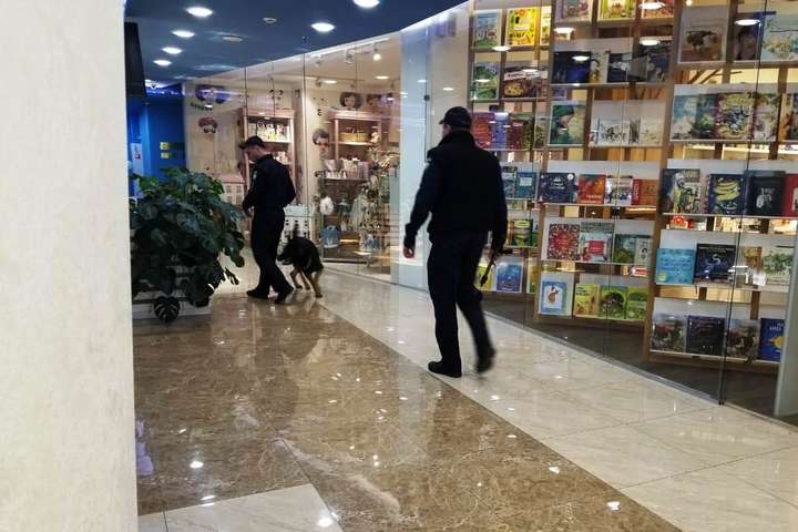 В Одесі «замінували» два торгових центри: евакуювали понад тисячу людей (фото)
