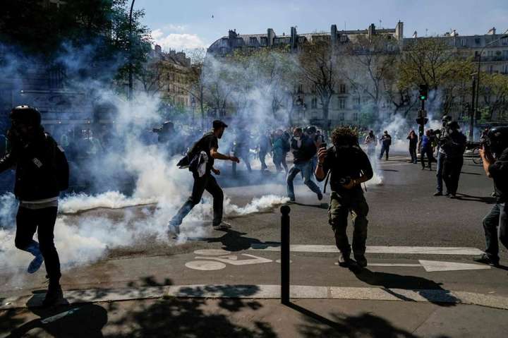 Протести «жовтих жилетів» у Парижі переросли у сутички: сотні затриманих (фото)