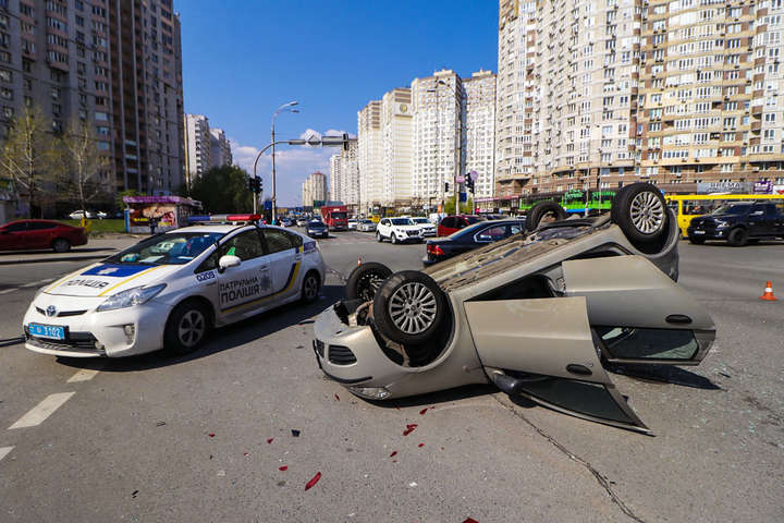 У Києві не поділили дорогу дві автівки: Fiat перекинувся на дах (фото, відео)