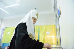 Проголосувавши, Патріарх Філарет благословив членів дільничної виборчої комісії та побажав їм наснаги в роботі