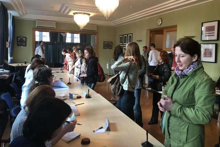 У Берліні українці почали голосувати на виборах президента (фото)