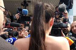 На дільницю, де голосував Зеленський, проривалася напівоголена учасниця Femen (фото)