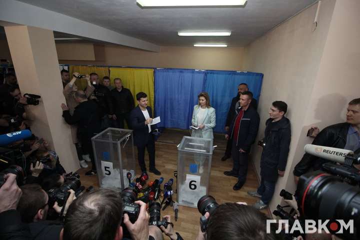 Зеленский проголосовал на избирательном участке в Киеве (фото)