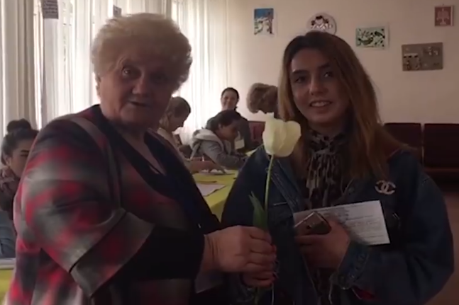 На Киевщине избирателям, которые пришли голосовать впервые, раздают тюльпаны (видео)