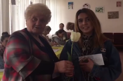 На Киевщине избирателям, которые пришли голосовать впервые, раздают тюльпаны (видео)