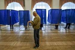 Зокрема, інтерв'юерів Національного екзит-полу не пустили працювати на Закарпатті та у Черкасах