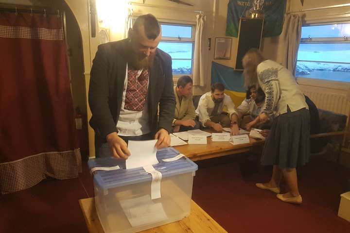 У Антарктиді 12 українців проголосували у другому турі виборів 