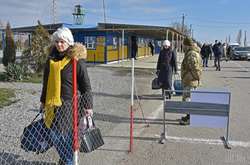 На выезде из Крыма оккупанты допрашивают украинцев, за кого они едут голосовать