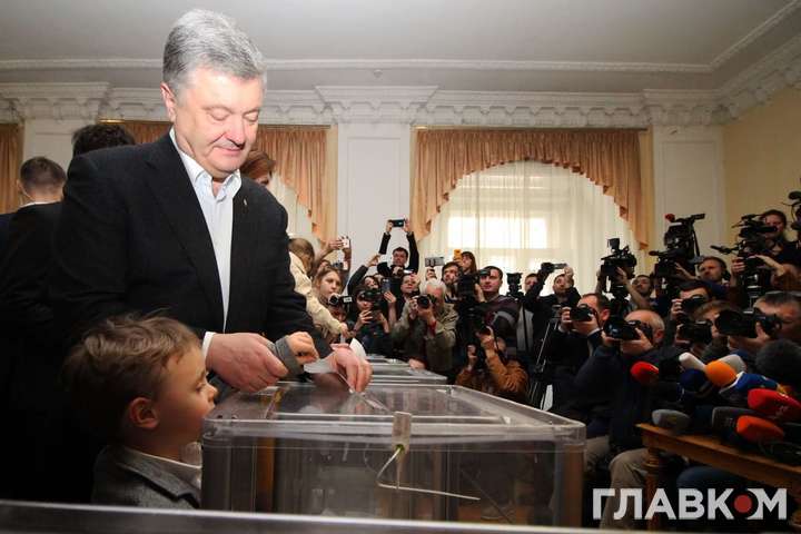 Порошенко проголосовал на одном из участков в Киеве (фото)