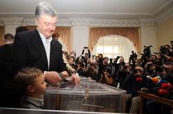Порошенко проголосовал на одном из участков в Киеве (фото)