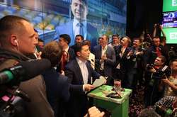 За даними Національного екзит-полу, на виборах президента лідирує Володимир Зеленський з 73,2% голосів