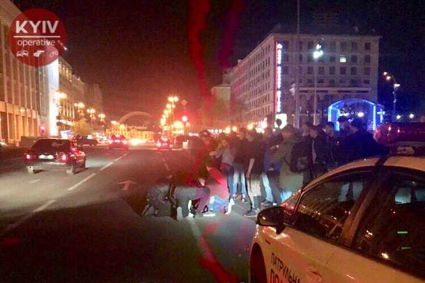У центрі Києва невідомий поранив поліцейського і викрав патрульне авто
