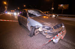 Після зіткнення автомобіль проїхав ще деяку відстань, перш ніж зупинився в крайній правій смузі