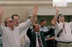 Група чоловіків під час молитовні за Девідом Корешом та його послідовниками в м. Вако, Техас, 29-го березня 1993-го року.